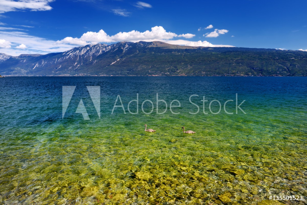 Afbeeldingen van Beautiful shore of lake Garda largest lake in Italy